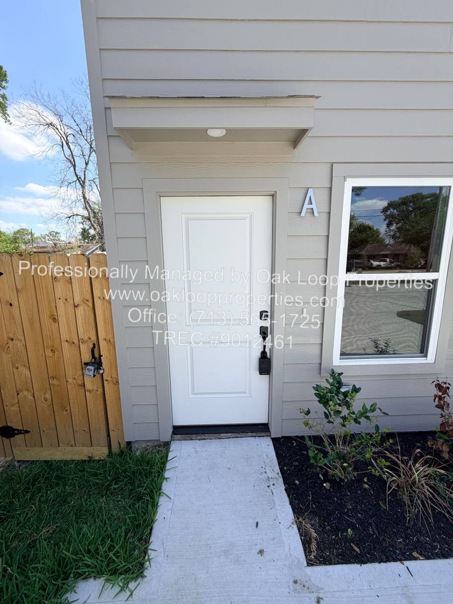 Townhouse for rent at 1031 N Lane #B, Houston, TX 77088
