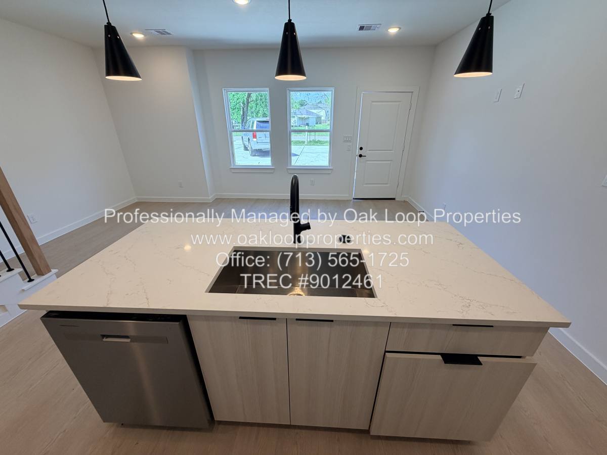 Townhouse for rent at 1031 N Lane #B, Houston, TX 77088