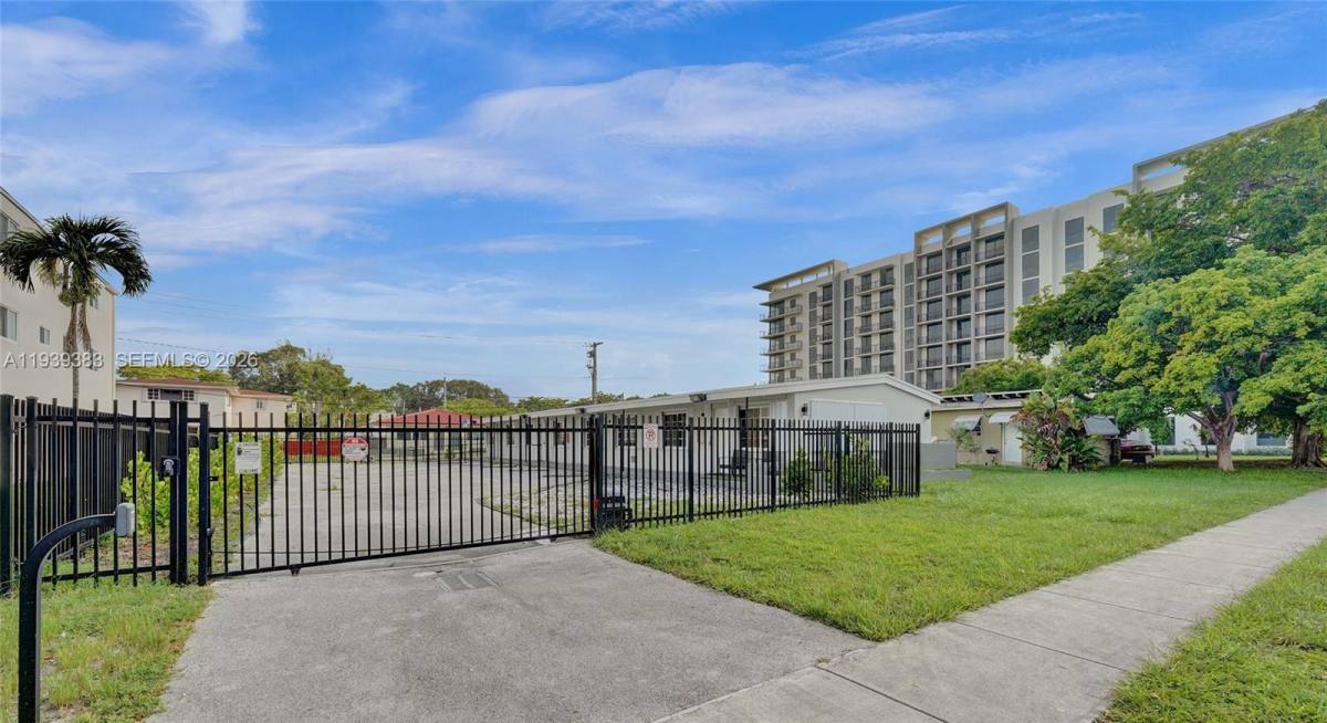 Apartment for rent at 1085 NE 126th St #2, Miami, FL 33161
