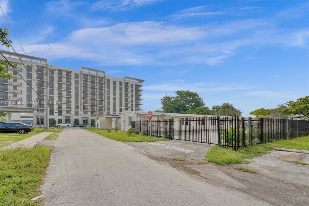 Apartment for rent at 1085 NE 126th St #2, Miami, FL 33161