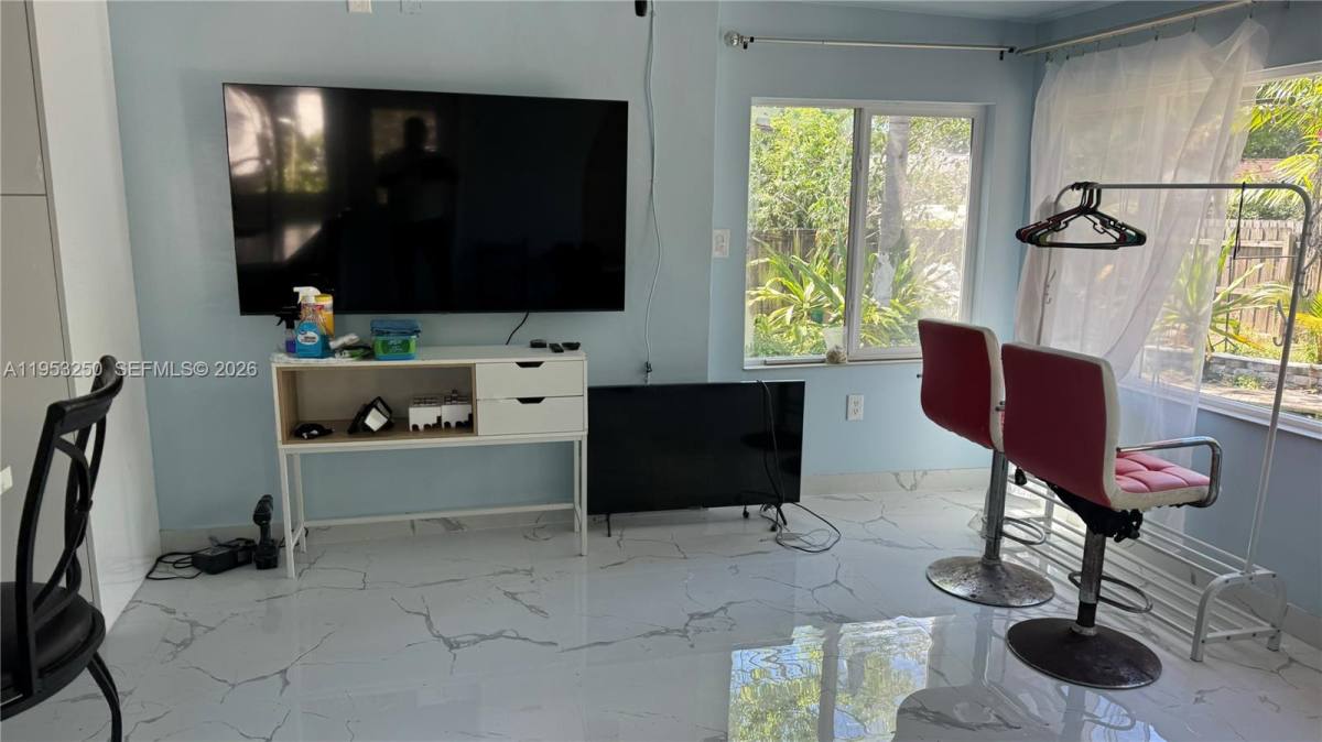 Apartment for rent at 1633 McKinley St, Hollywood, FL 33020