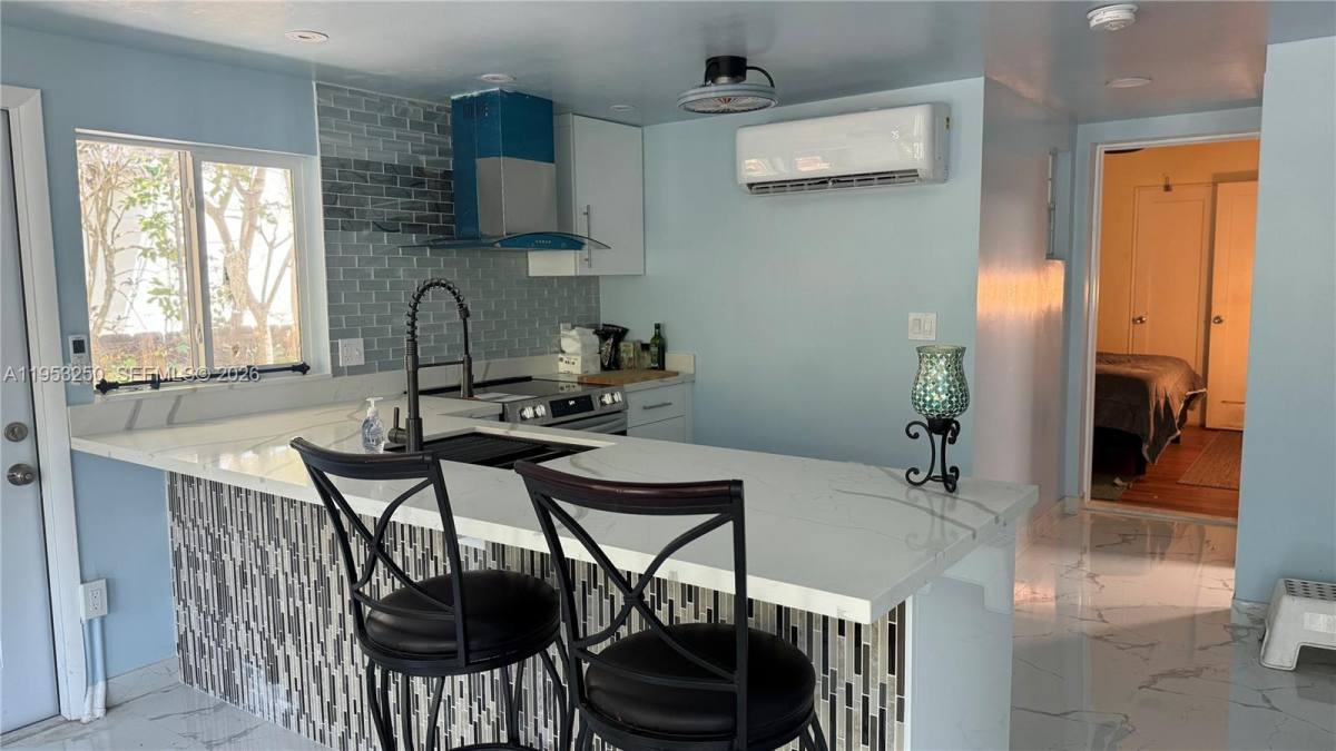 Apartment for rent at 1633 McKinley St, Hollywood, FL 33020