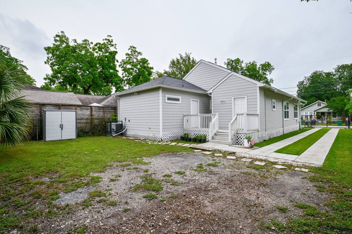 Apartment for rent at 1110 Louise St, Houston, TX 77009