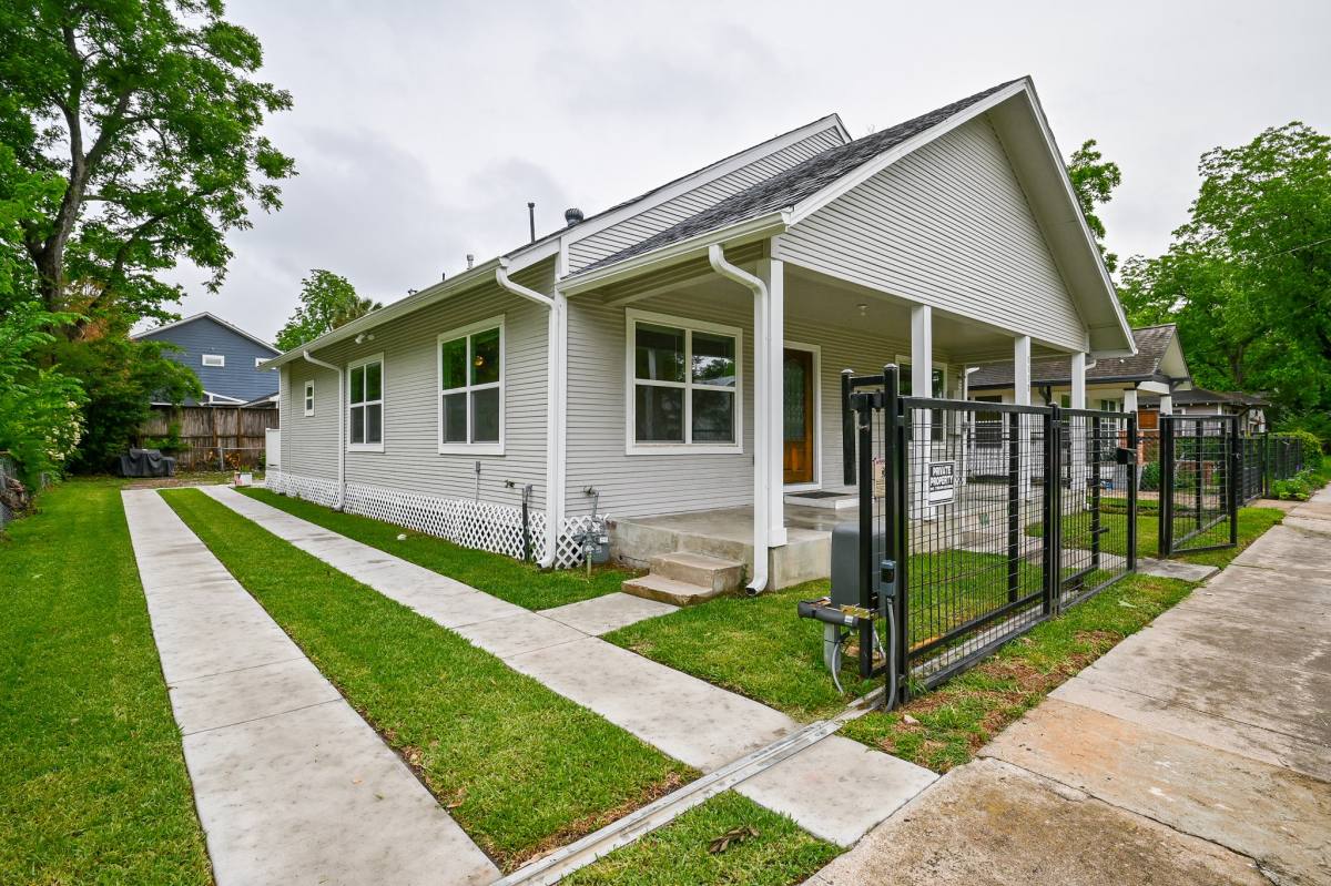 Apartment for rent at 1110 Louise St, Houston, TX 77009