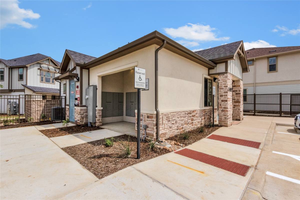 Townhouse for rent at 5900-83 Highway 287 Frontage Rd, Arlington, TX 76017