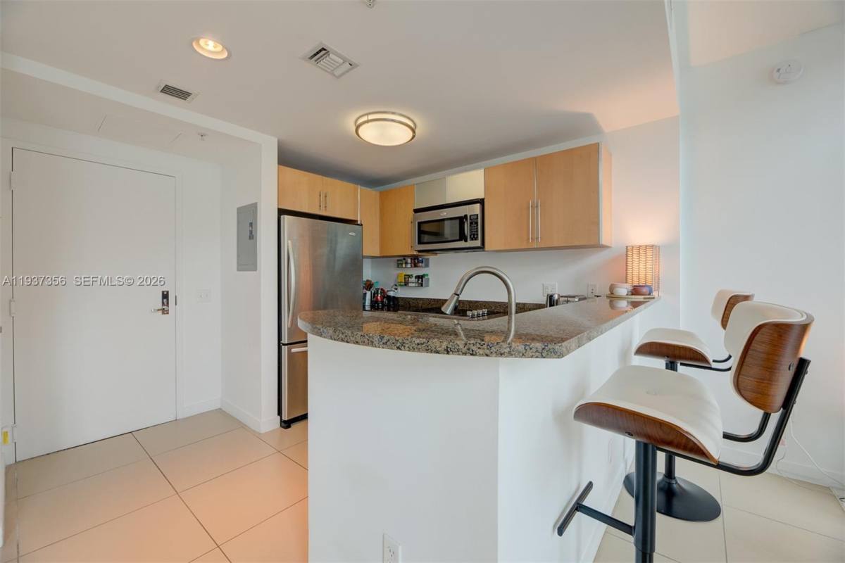 Apartment for rent at 300 S Biscayne Blvd #300L428, Miami, FL 33131