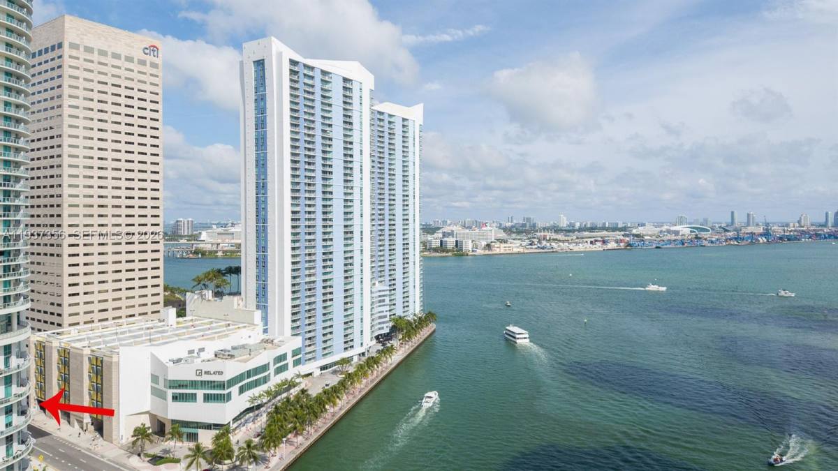 Apartment for rent at 300 S Biscayne Blvd #300L428, Miami, FL 33131