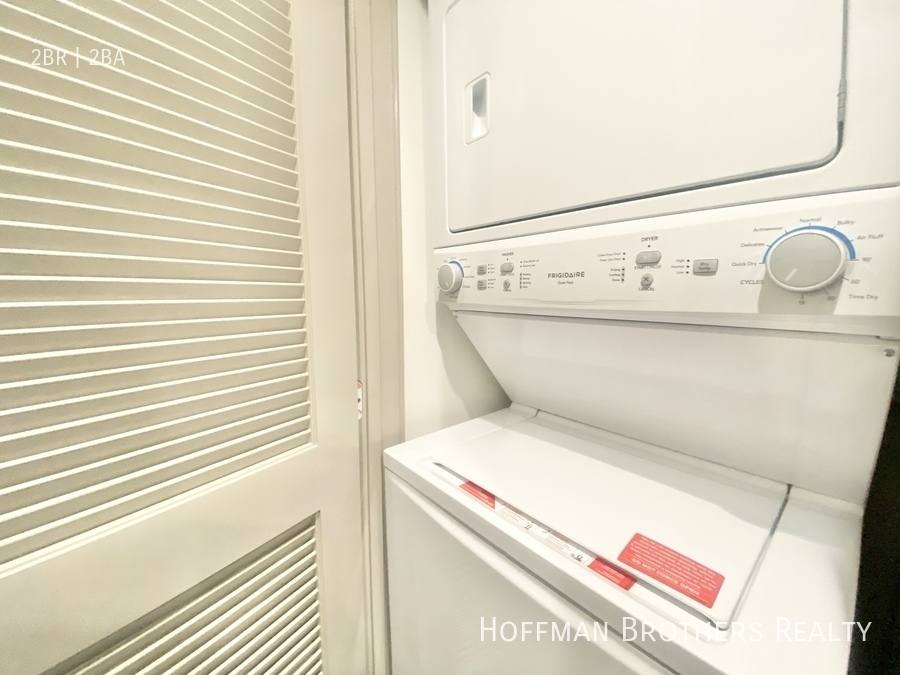 Apartment for rent at 4849 Oakwood Ave #401, Los Angeles, CA 90004