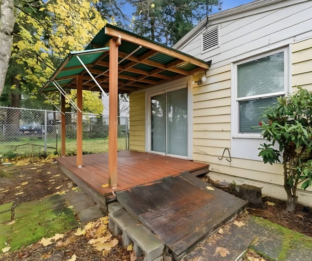 Apartment for rent at 18427-18429 SE Yamhill St, Portland, OR 97233