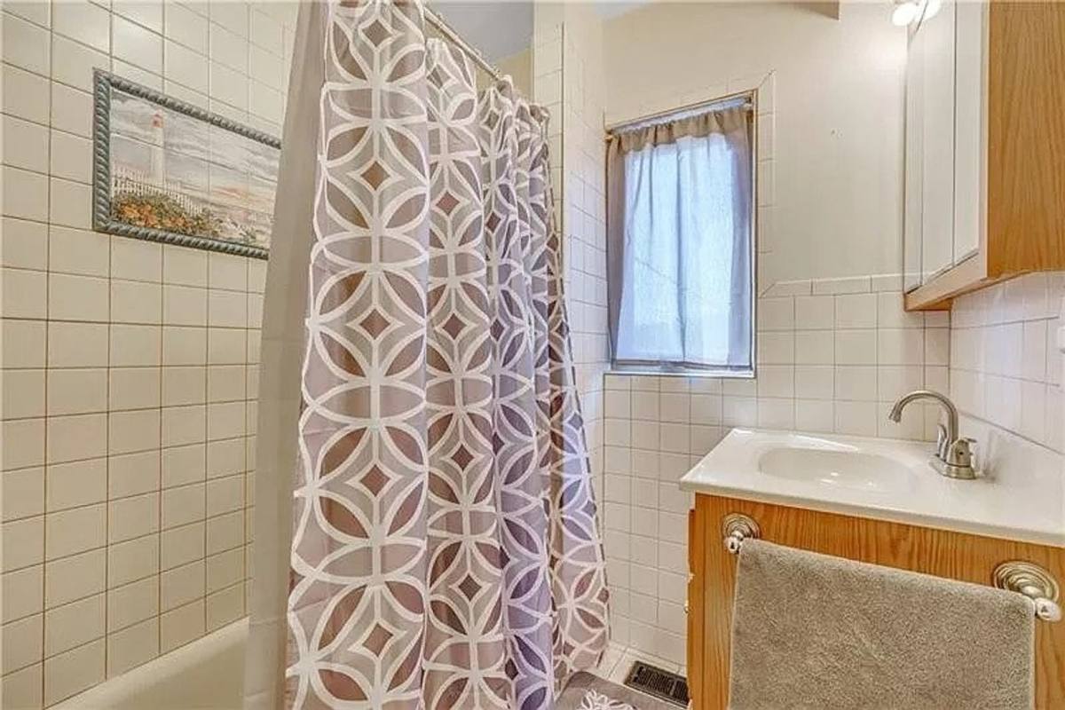 House for rent at 726 Chartiers Ave, McKees Rocks, PA 15136