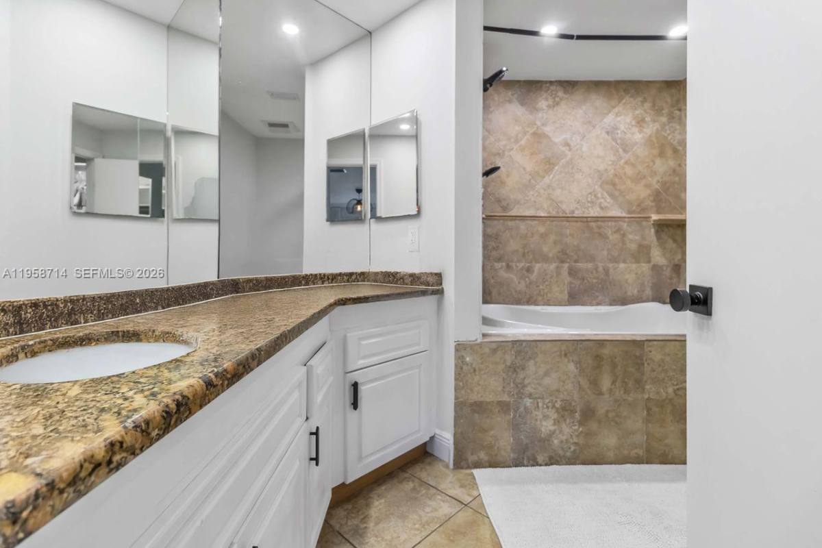 Apartment for rent at 3475 Emerald Oaks Dr #1705, Hollywood, FL 33021