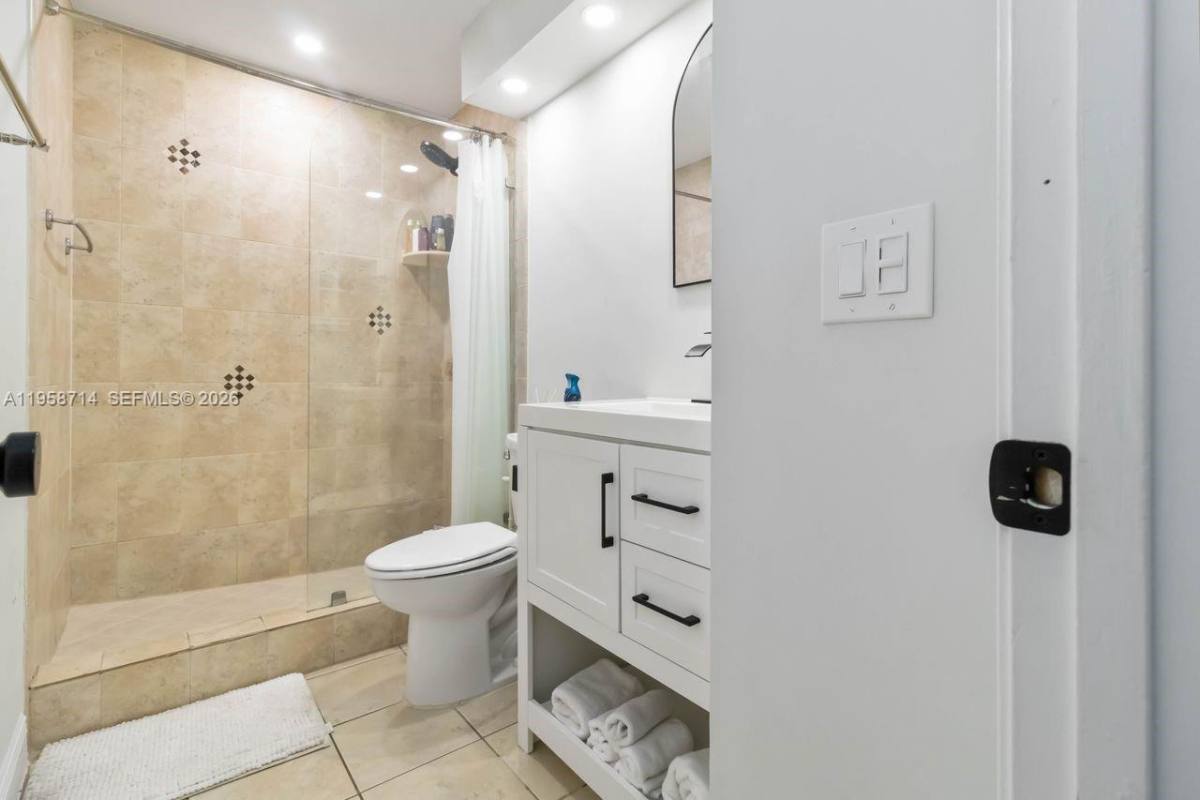 Apartment for rent at 3475 Emerald Oaks Dr #1705, Hollywood, FL 33021