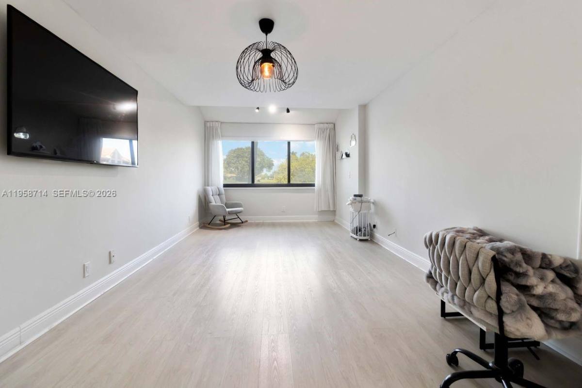Apartment for rent at 3475 Emerald Oaks Dr #1705, Hollywood, FL 33021