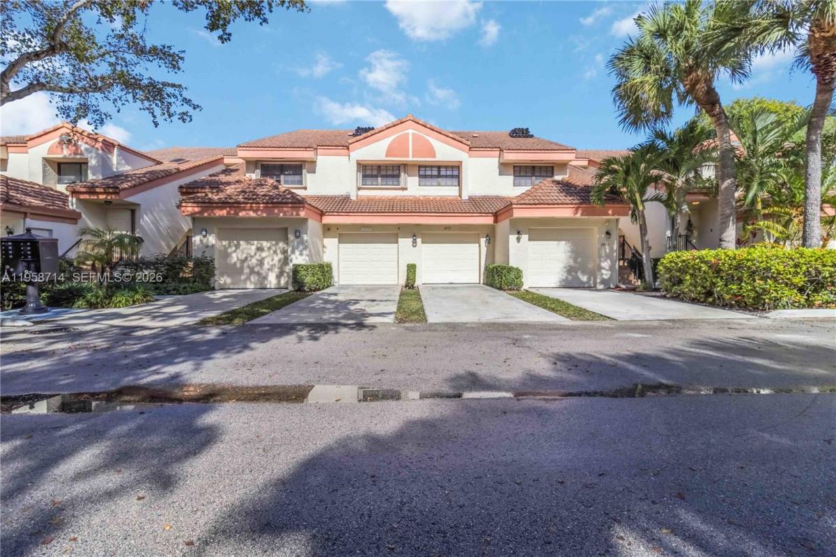 Apartment for rent at 3475 Emerald Oaks Dr #1705, Hollywood, FL 33021