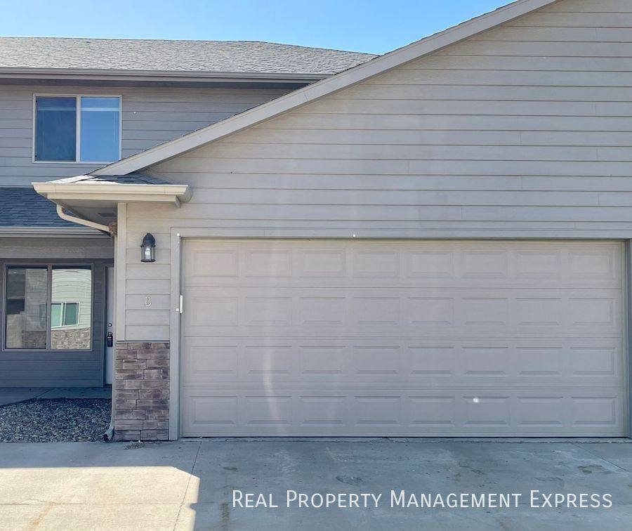 Townhouse for rent at 1009 Legendary Dr #B, Harrisburg, SD 57032