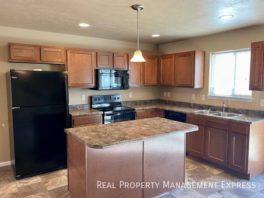 Townhouse for rent at 1009 Legendary Dr #B, Harrisburg, SD 57032