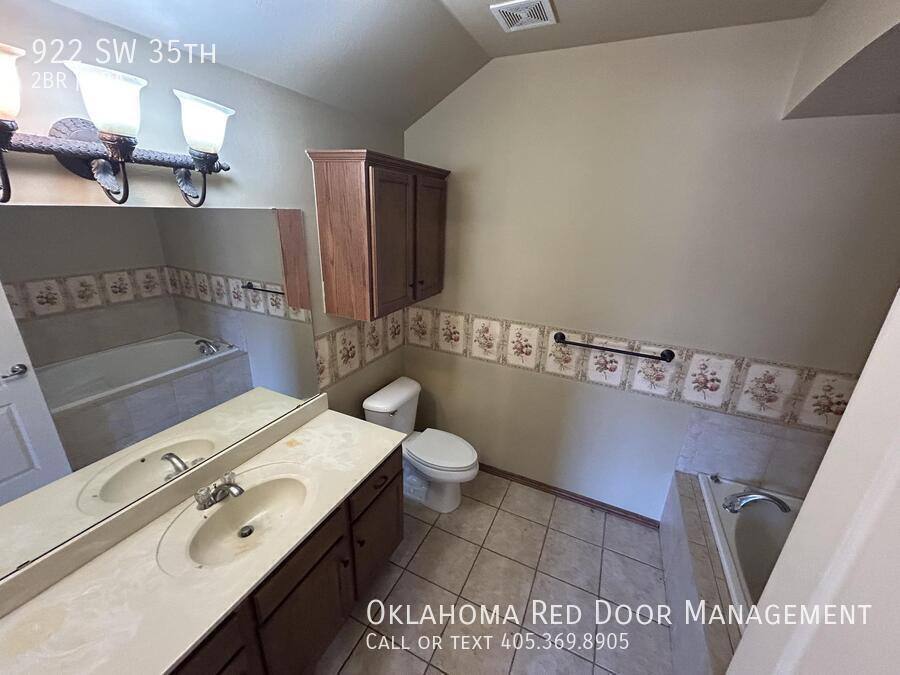 House for rent at 922 SW 35th St, Oklahoma City, OK 73160