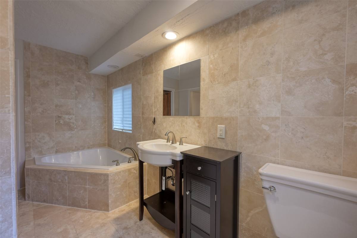 Apartment for rent at 2230 Lakeville Dr, Kingwood, TX 77339