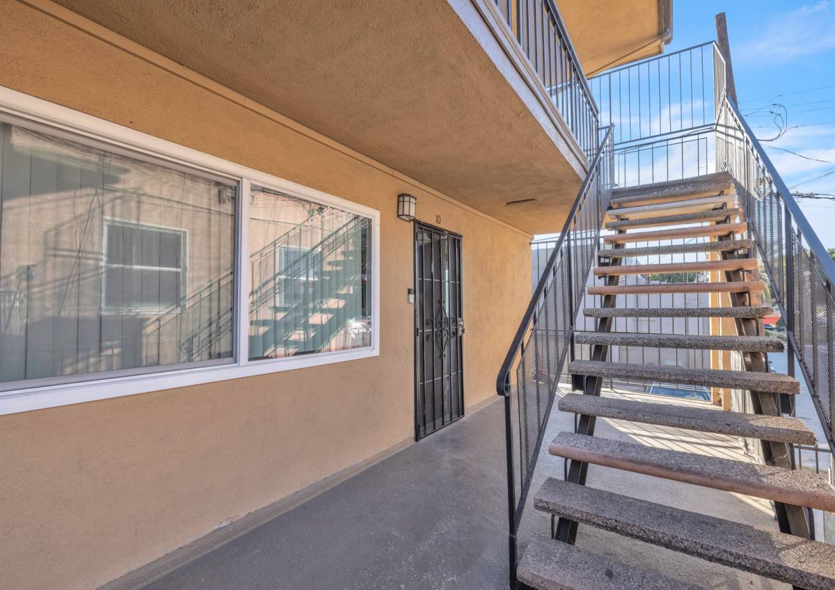 Apartment for rent at 945 Locust Ave, Long Beach, CA 90813