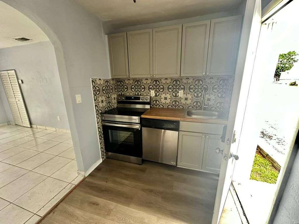 Apartment for rent at 23 SE 12th St #23-22, Dania, FL 33004