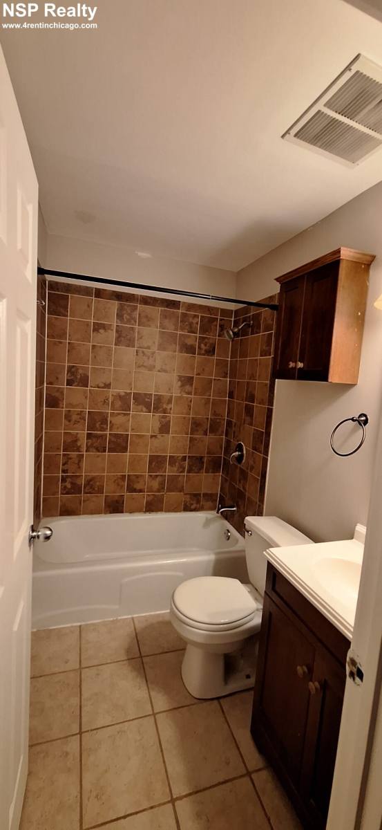 Apartment for rent at 3825 Pine Grove, Chicago, IL 60613