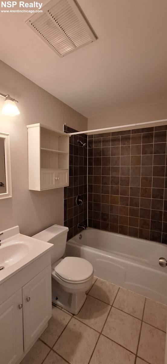 Apartment for rent at 3825 Pine Grove, Chicago, IL 60613