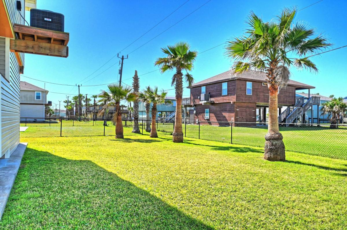 Apartment for rent at 4010 Panola Dr, Galveston, TX 77554