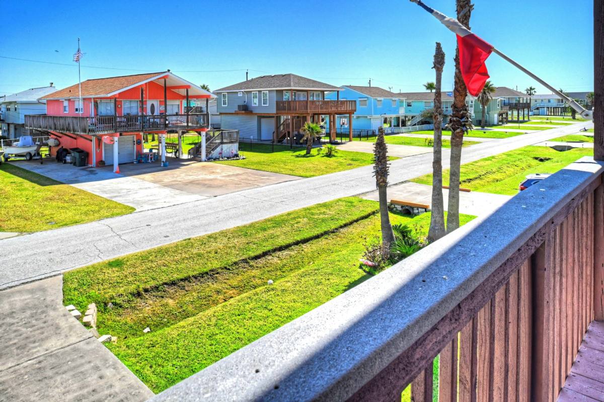 Apartment for rent at 4010 Panola Dr, Galveston, TX 77554