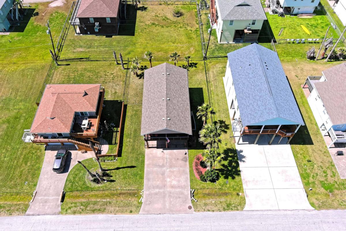 Apartment for rent at 4010 Panola Dr, Galveston, TX 77554