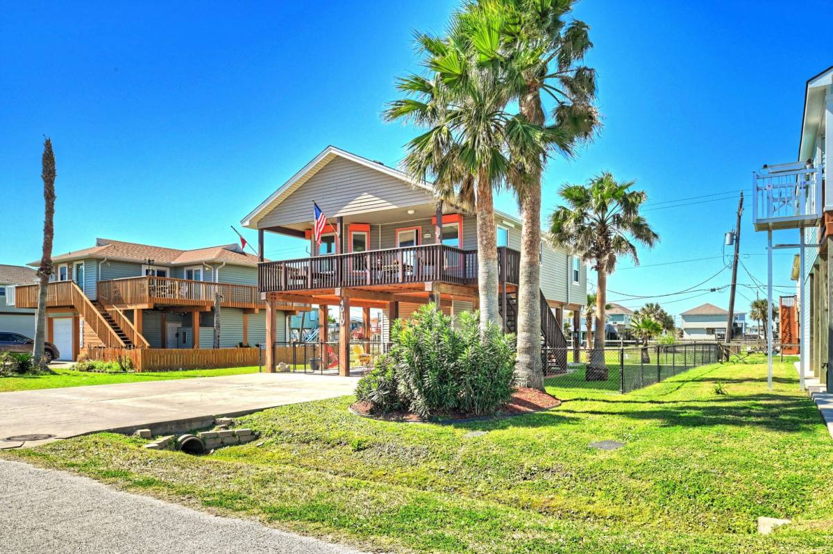 Apartment for rent at 4010 Panola Dr, Galveston, TX 77554