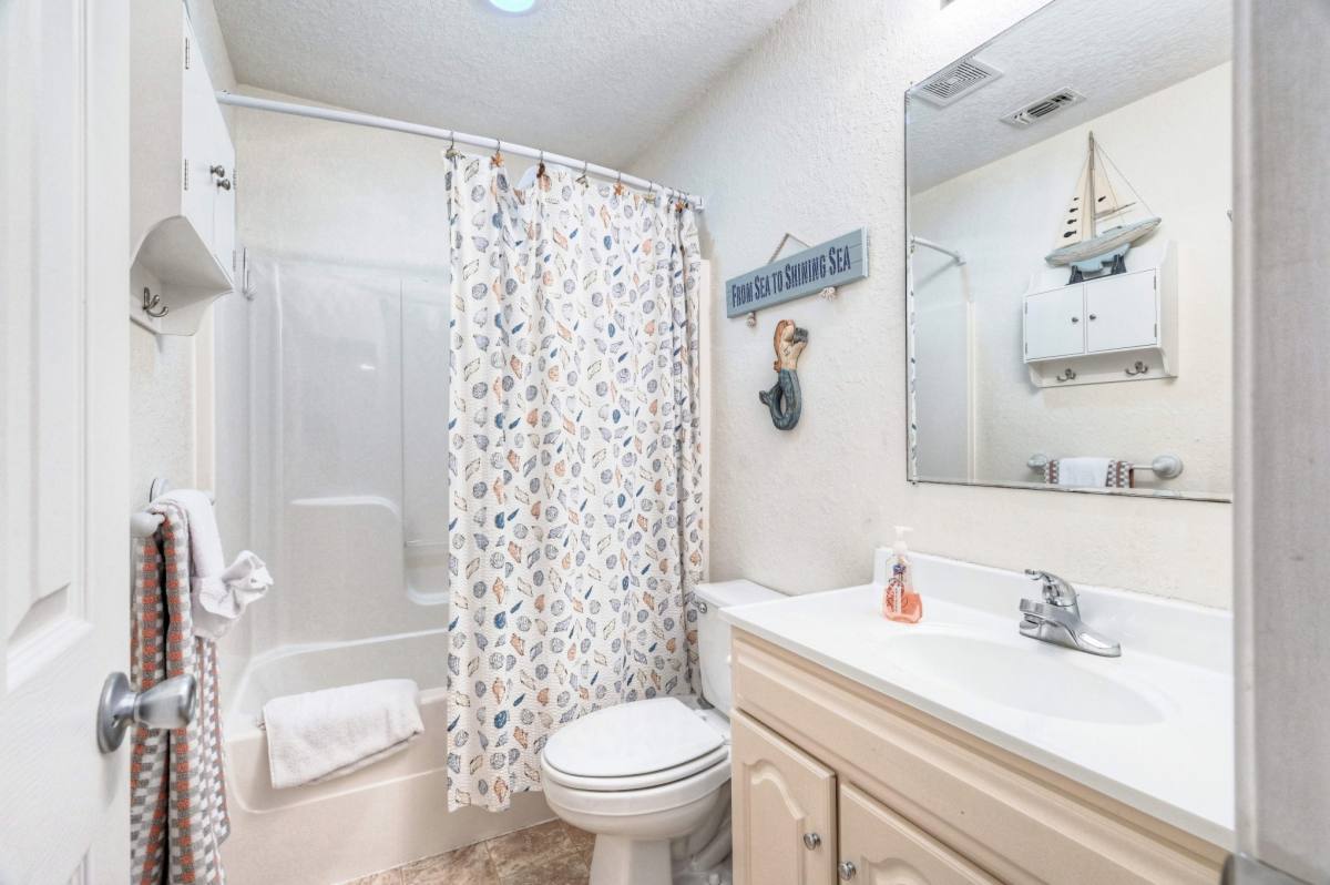 Apartment for rent at 4010 Panola Dr, Galveston, TX 77554