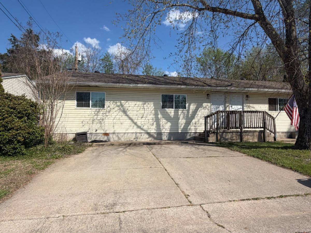Townhouse for rent at 888 Evergreen Ave, Hollister, MO 65672