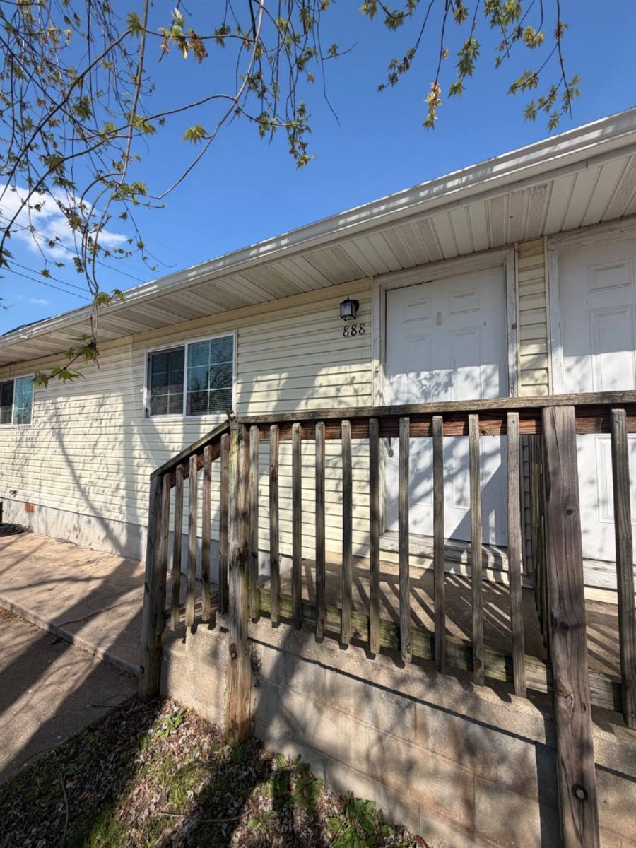 Townhouse for rent at 888 Evergreen Ave, Hollister, MO 65672
