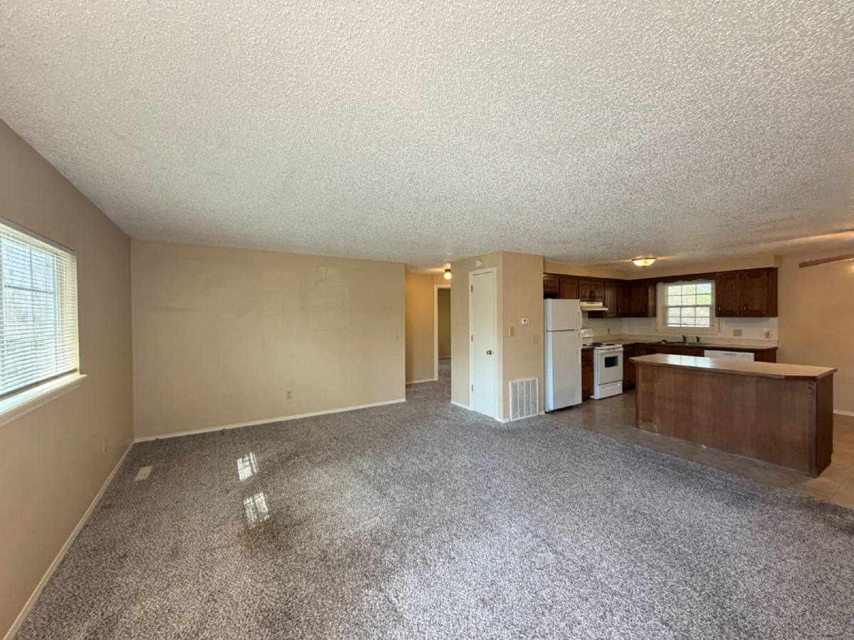 Townhouse for rent at 888 Evergreen Ave, Hollister, MO 65672