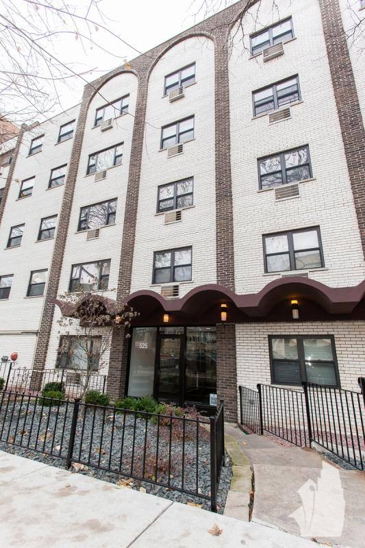 Apartment for rent at 525 W Oakdale Ave #519, Chicago, IL 60657