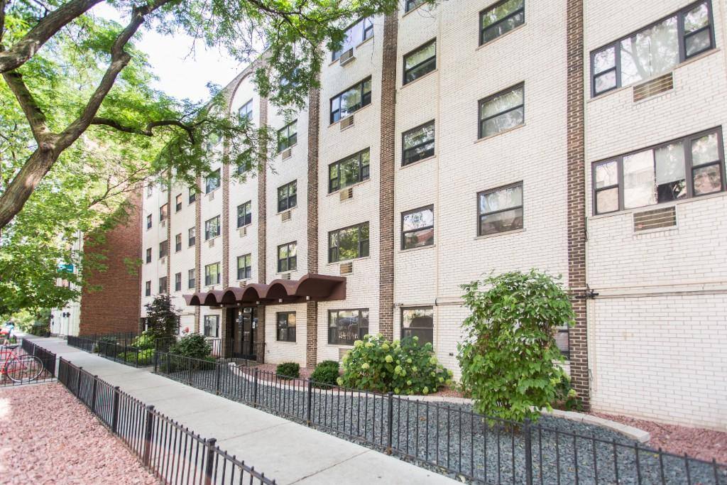 Apartment for rent at 525 W Oakdale Ave #519, Chicago, IL 60657