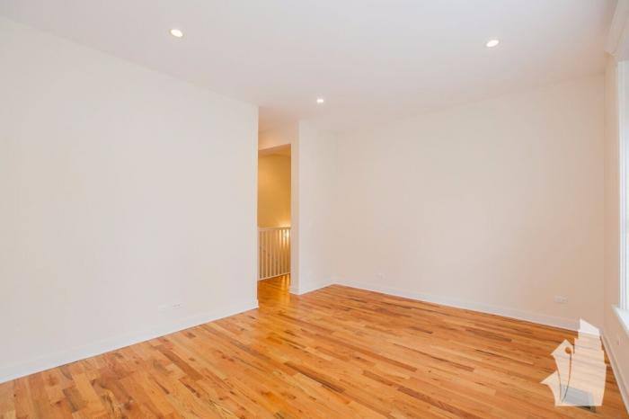 Apartment for rent at 751 W Buckingham #1, Chicago, IL 60657