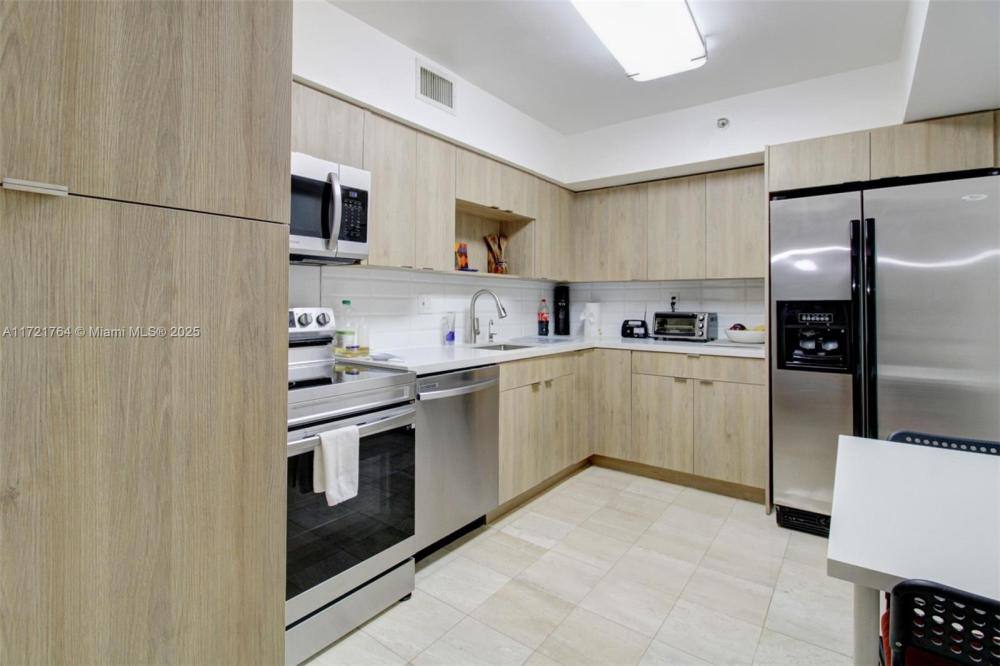 Condo for rent at 3600 Mystic Pointe Dr, Miami, FL 33180