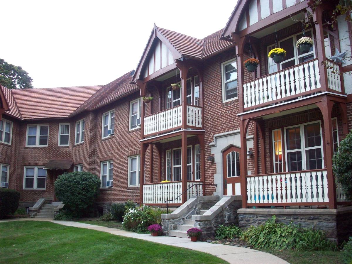 Apartment for rent at 116 Windermere Ave, Wayne, PA 19087