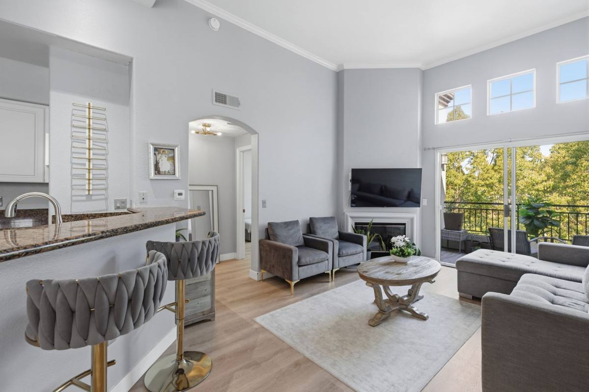 Apartment for rent at 4155 Executive Dr #E411, La Jolla, CA 92037