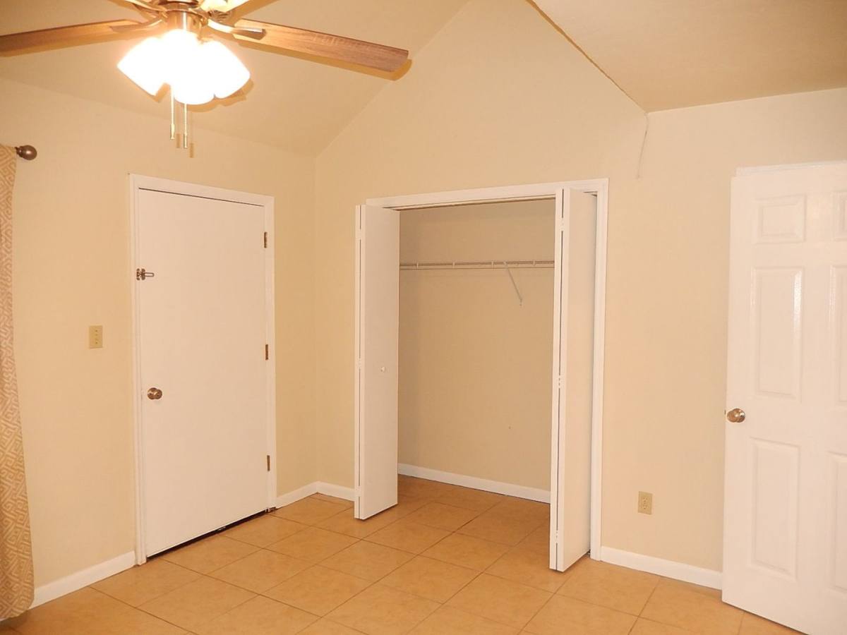 Townhouse for rent at 932 S Lipona Rd, Tallahassee, FL 32304