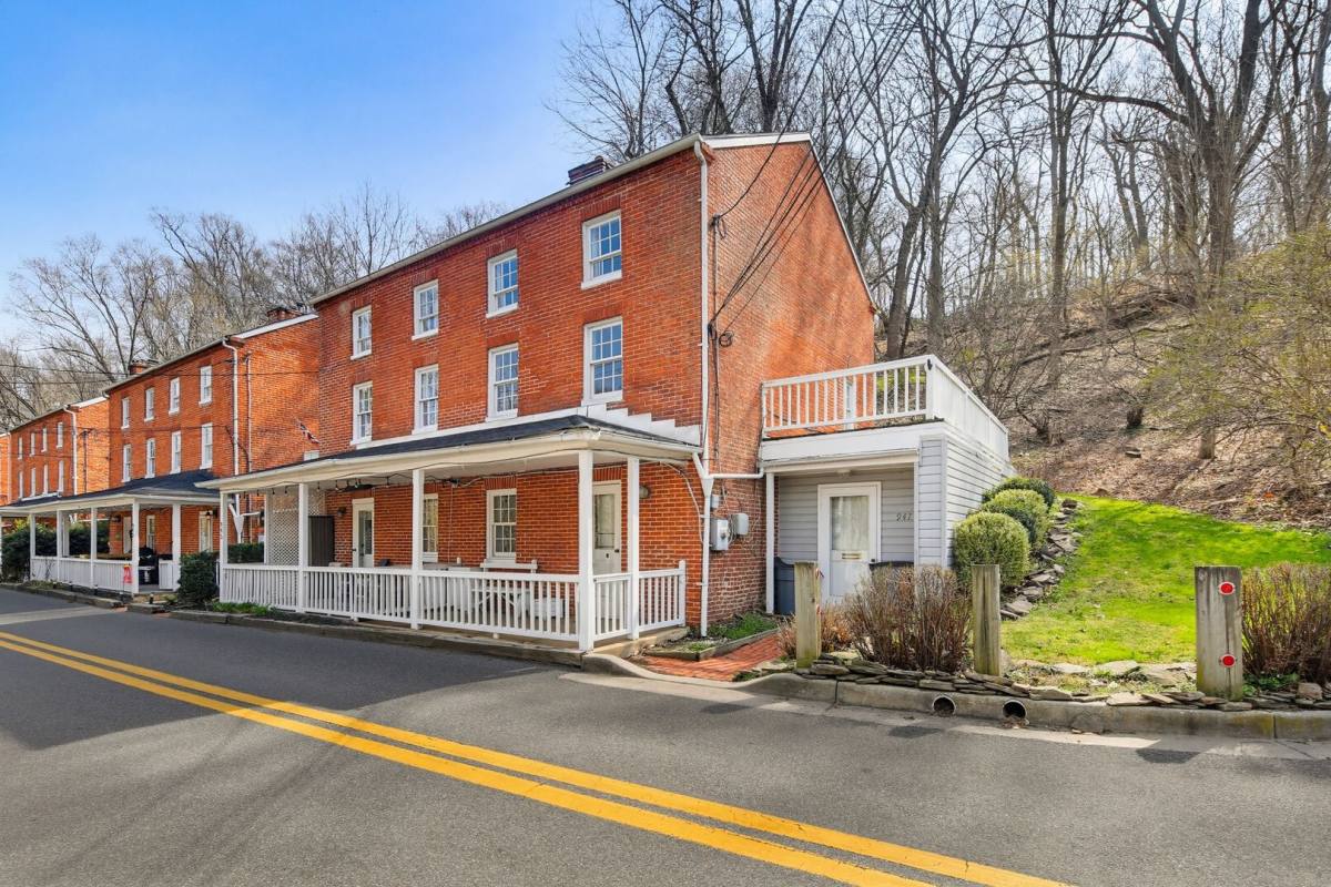 Townhouse for rent at 947 Oella Ave, Ellicott City, MD 21043