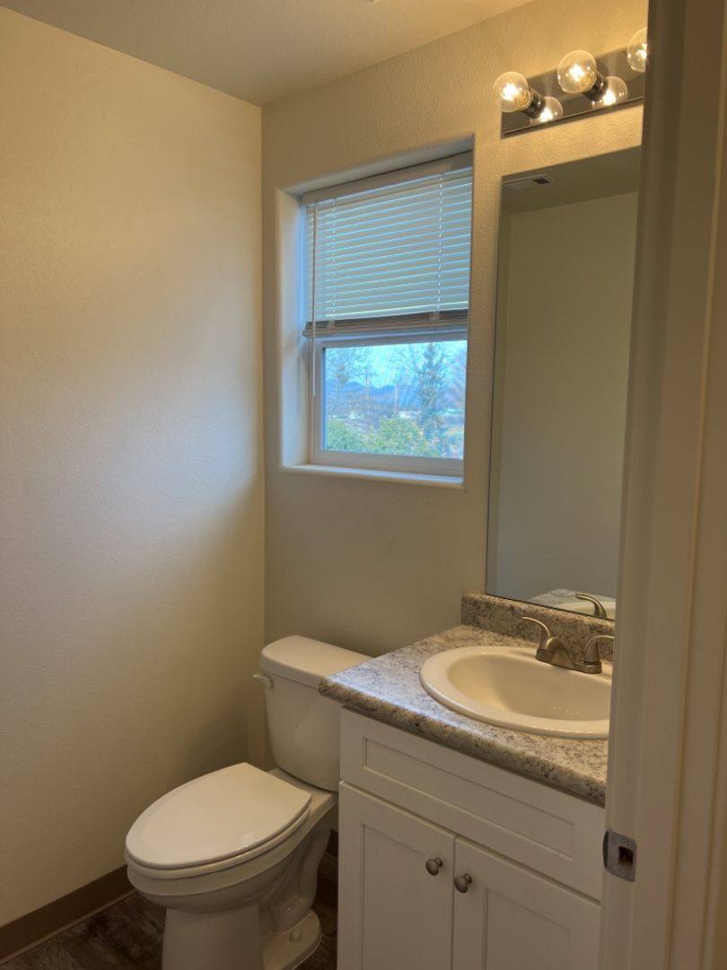 4475 Hamrick Rd, Central Point, OR 97502 - Apartment for Rent - Image 5