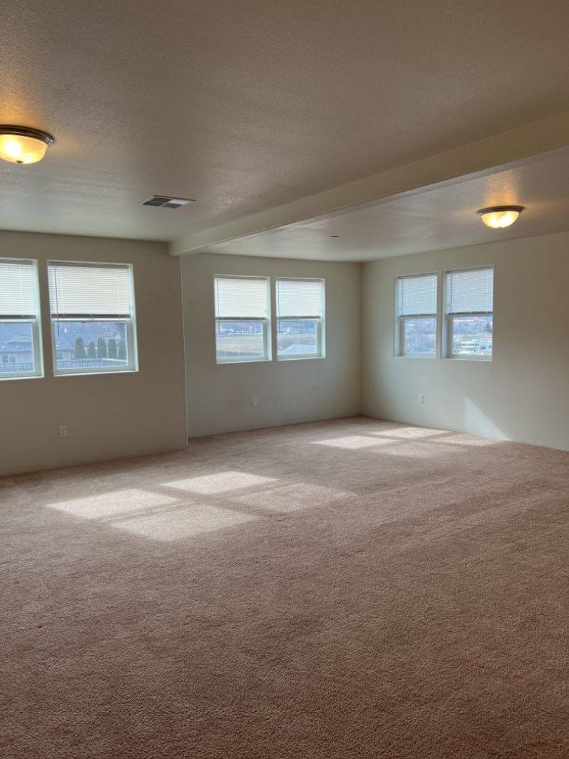 4475 Hamrick Rd, Central Point, OR 97502 - Apartment for Rent - Image 2