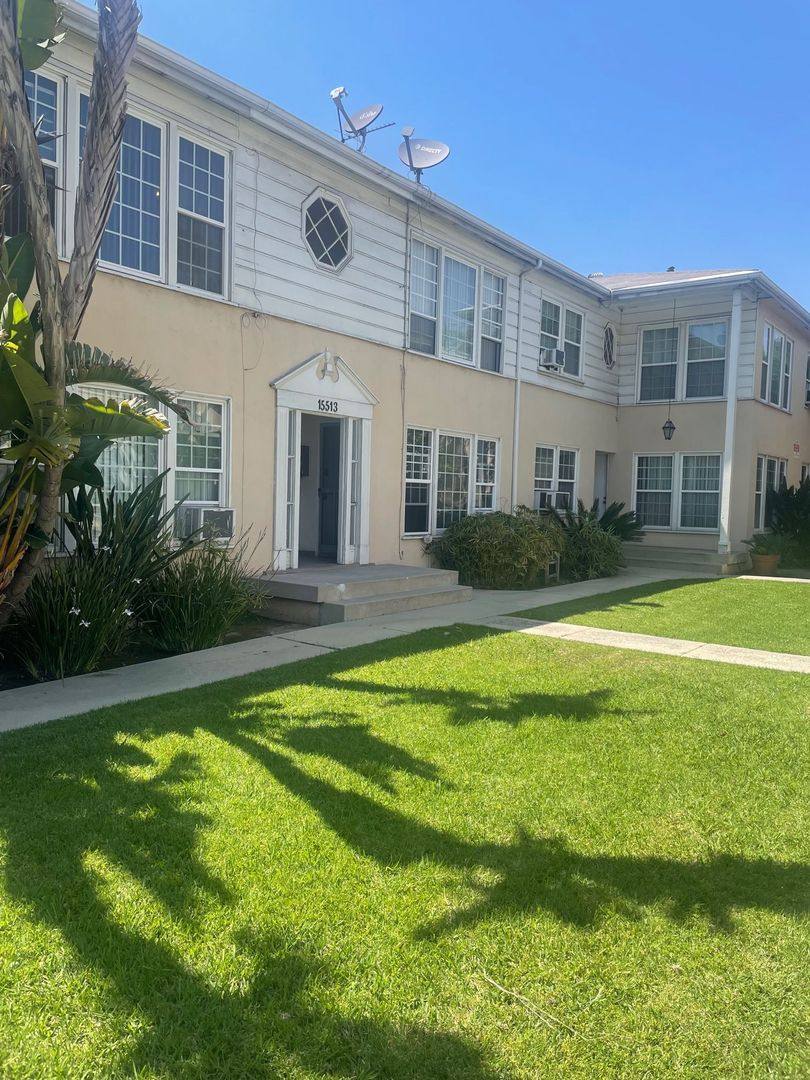 Apartment for rent at 15509-15513 Victory Blvd, Van Nuys, CA 91406