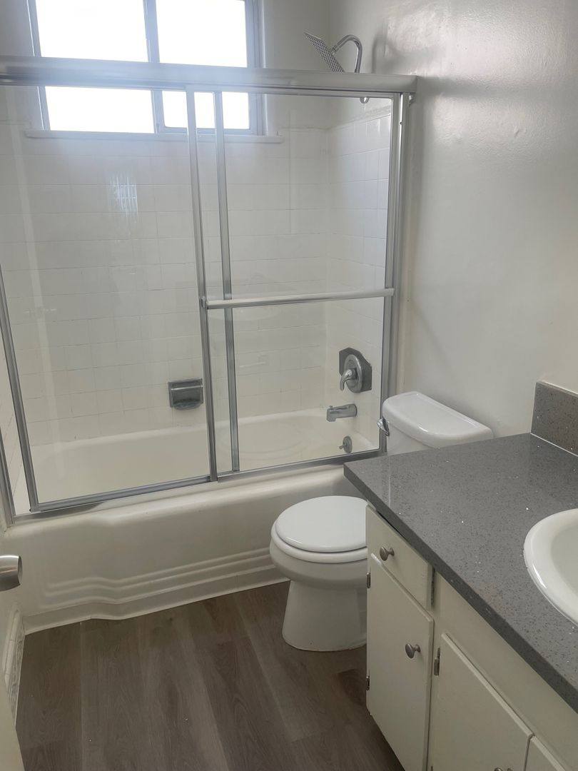 Apartment for rent at 15509-15513 Victory Blvd, Van Nuys, CA 91406