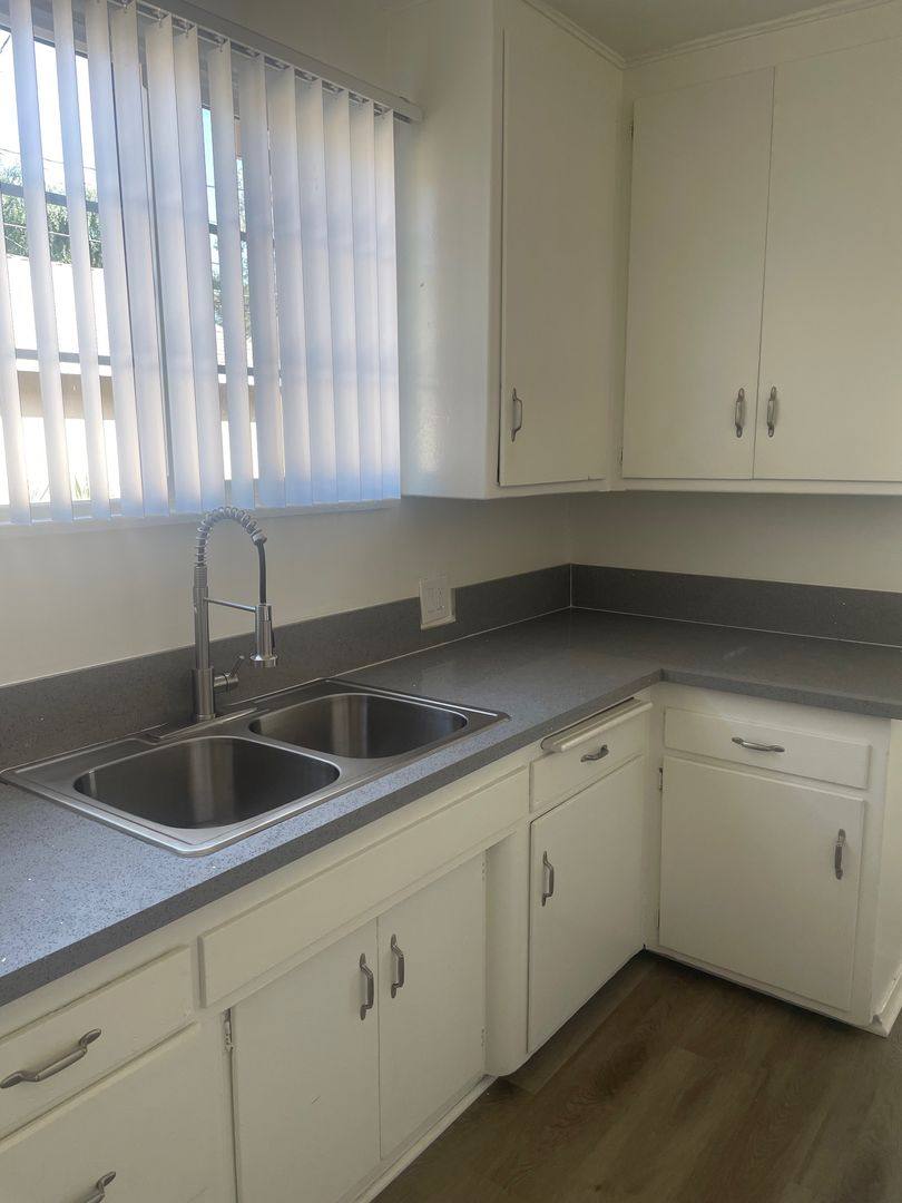 Apartment for rent at 15509-15513 Victory Blvd, Van Nuys, CA 91406