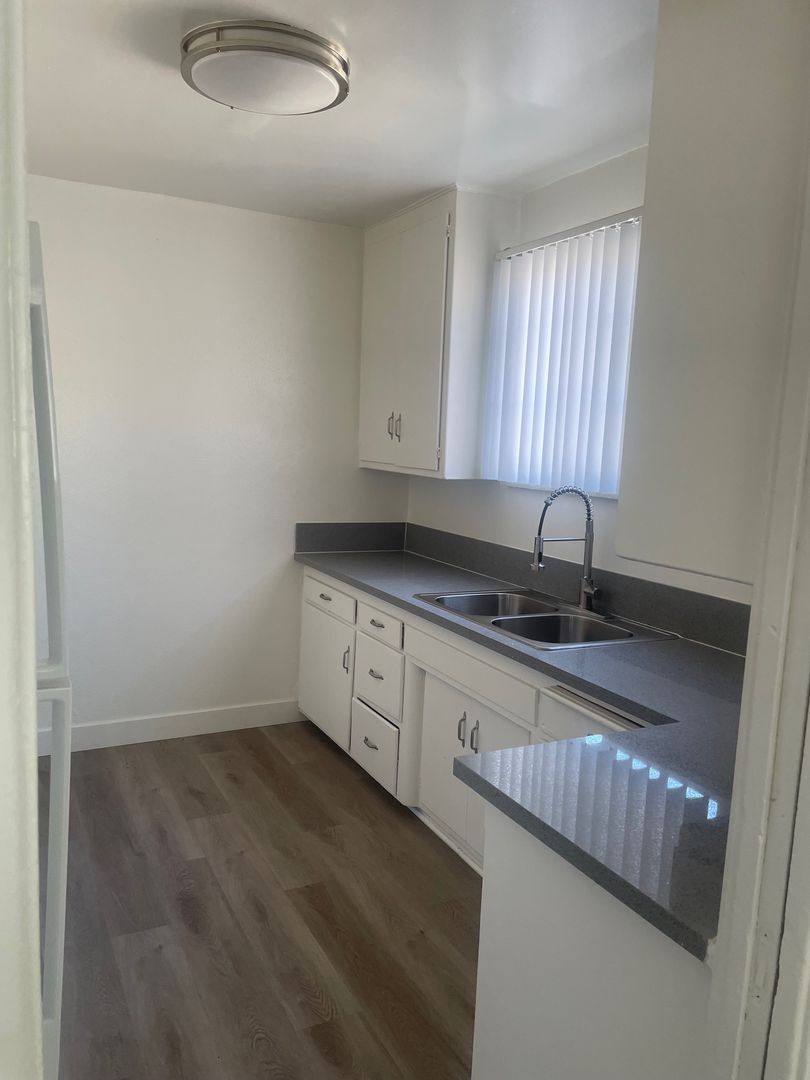 Apartment for rent at 15509-15513 Victory Blvd, Van Nuys, CA 91406