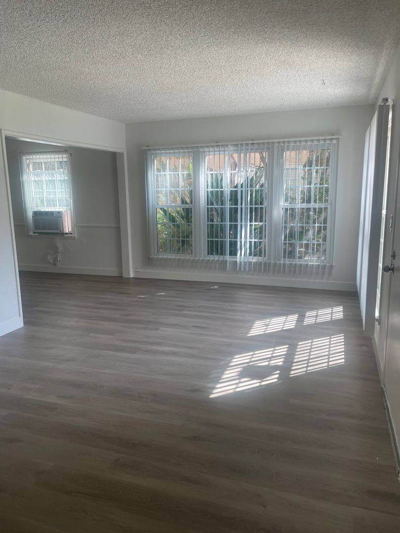 Apartment for rent at 15509-15513 Victory Blvd, Van Nuys, CA 91406