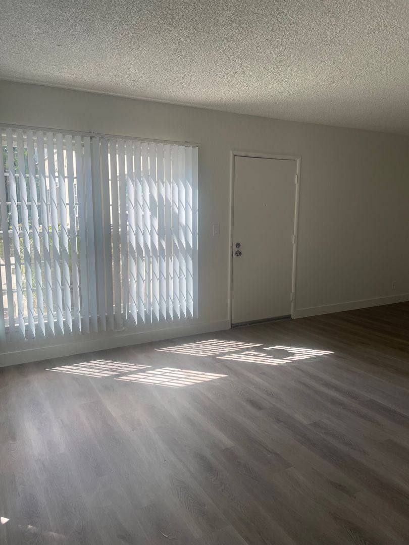 Apartment for rent at 15509-15513 Victory Blvd, Van Nuys, CA 91406